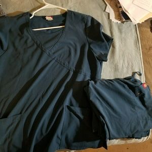 **Sold on Facebook**Dickies scrub set size large